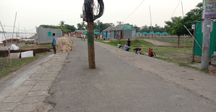 সড়কের মাঝে বৈদ্যুতিক খুঁটি, দুর্ঘটনার শঙ্কা