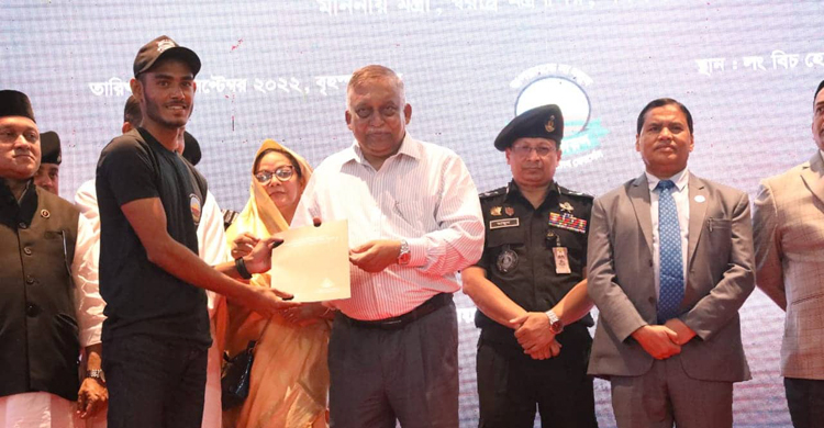 শুধু অভিযান নয়, মানবিক সহায়তা দিয়ে অপরাধ নির্মূলে কাজ করছে র&zwnj;্যাব