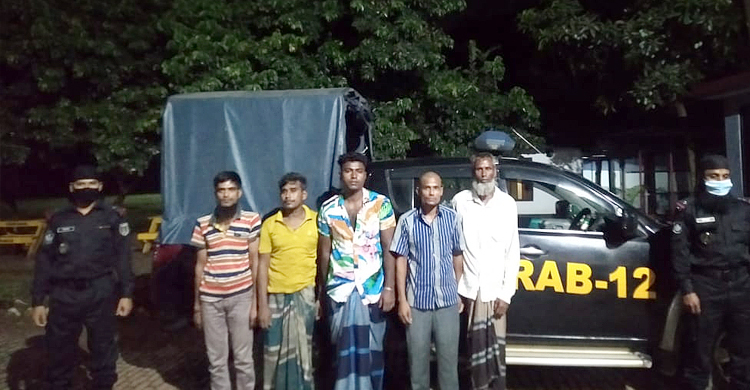 দিনে খাবার হোটেল, রাতে জুয়ার আসর