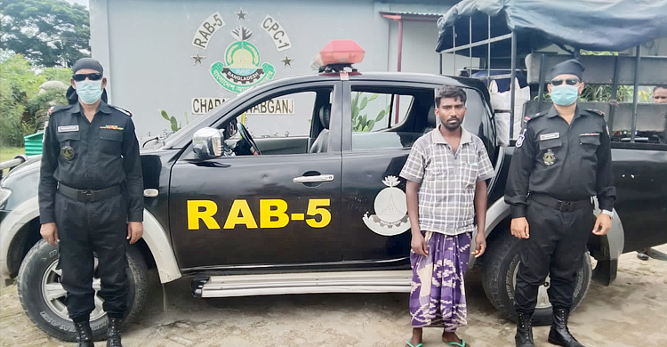 শিবগঞ্জে ৭৫ হাজার ভারতীয় সিগারেটসহসহ যুবক গ্রেফতার