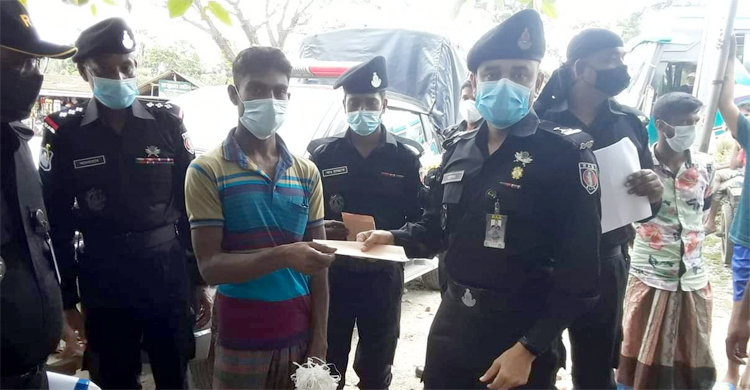 সুন্দরবনের আত্মসমর্পণকারী বনদস্যুরা পেলেন ঈদ উপহার