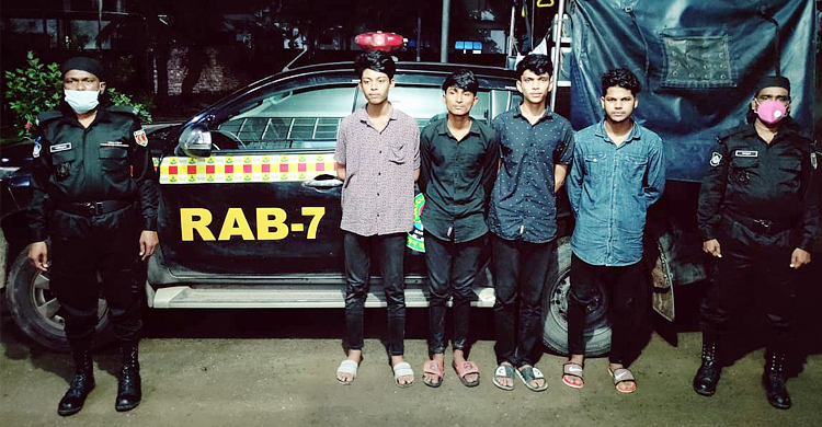 যাত্রীবেশে অটোরিকশা ছিনতাই করতেন তারা