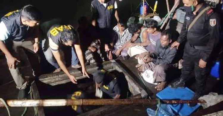 সাগরে সোয়া ৪ লাখ ইয়াবাসহ ট্রলার জব্দ, আটক ৫