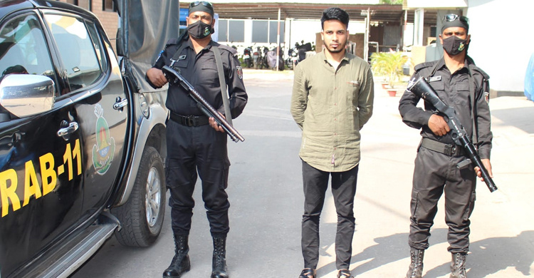 র‌্যাবের অভিযানে আটক ভুয়া ‘পুলিশ’