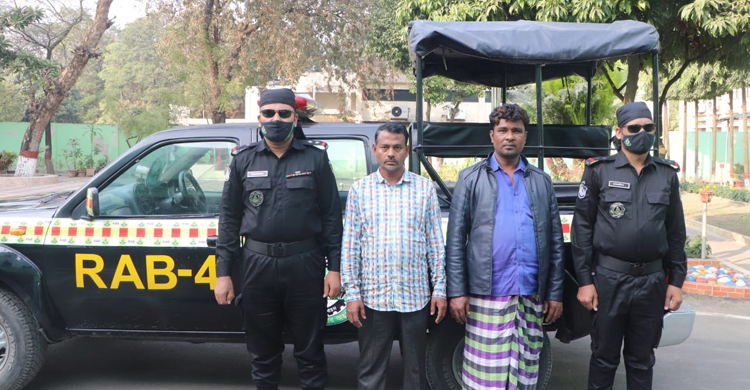 সবজি ব্যবসায়ীদের থেকে চাঁদা আদায়, আটক ৪