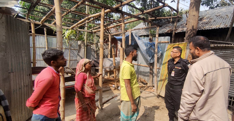 ছেলের গোয়াল ঘরে থাকা সেই মাকে নতুন ঘর দিলো র‌্যাব