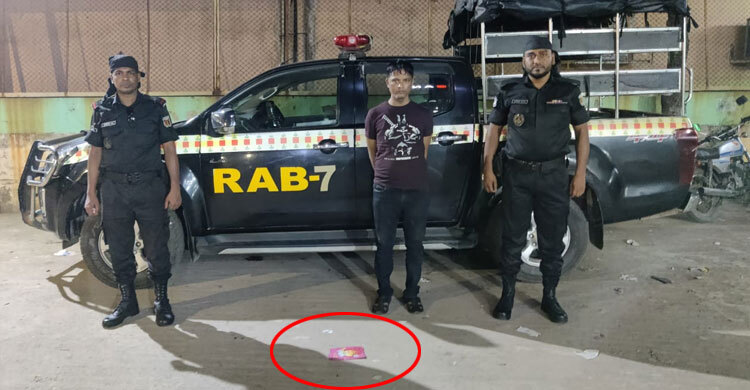 বাইক ট্রাভেলারের বেশে ফেনসিডিল বহন, আটক ১