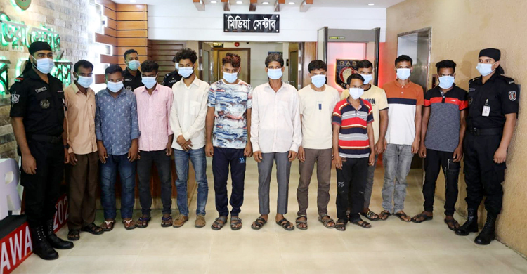 চালকের চোখে লেজার লাইট ফেলে মহাসড়কে ডাকাতি করতেন তারা