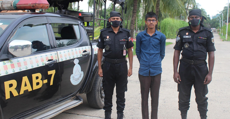 পাঁচলাইশে বিদেশি সিগারেটসহ চোরাকারবারি গ্রেফতার