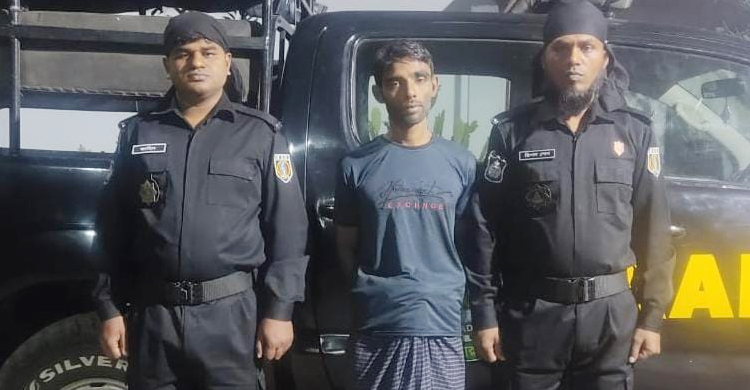 সীমান্ত থেকে পিস্তল-গুলি সংগ্রহ করে ফেরার পথে গ্রেফতার যুবক