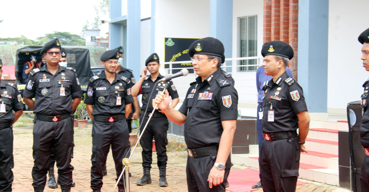 মানুষের দুর্ভোগে জীবন বাজি রেখে এগিয়ে যাবো: র্যাব ডিজি