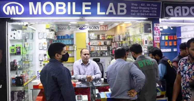 Rahib Mobile রাজধানীতে বিপুল পরিমাণ অবৈধ মোবাইল সেট জব্দ, আটক ৬