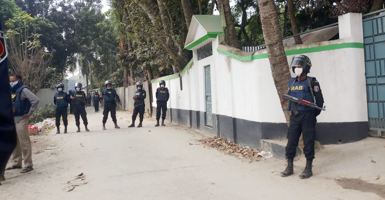 সিরাজগঞ্জে ঘিরে রাখা বাড়ি থেকে চারজনের আত্মসমর্পণ