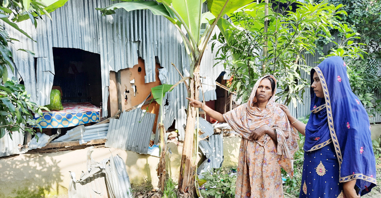 ভাঙচুরের পর বিধবার অবলম্বন সেলাই মেশিনটিও নিয়ে গেলো