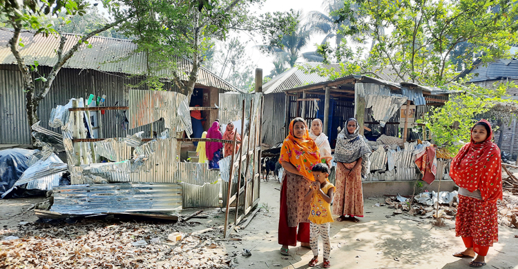 ভাঙচুরের পর বিধবার অবলম্বন সেলাই মেশিনটিও নিয়ে গেলো