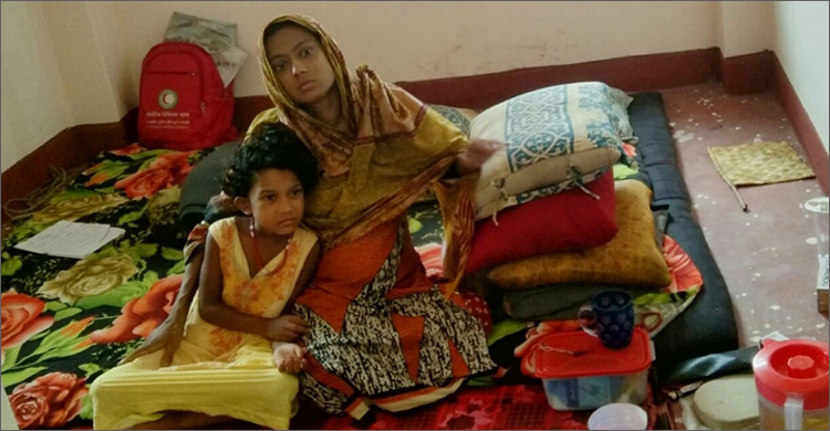 শিক্ষিকা রাবেয়ার দুই কিডনিই অকেজো, বাঁচতে চান মেয়ের জন্য