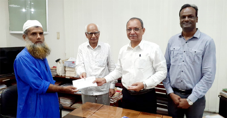 সড়ক দুর্ঘটনায় আহত শিক্ষার্থীর পাশে রাবি প্রশাসন