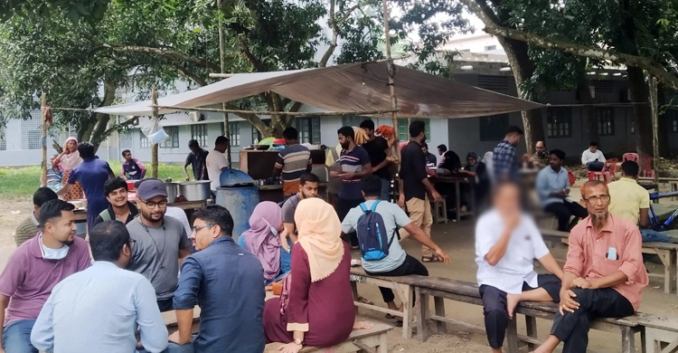 রাবি ক্যাম্পাসের দোকানিদের মুখে হাসি