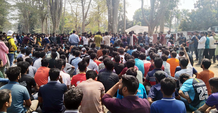 অবরুদ্ধ উপাচার্যকে দুই ঘণ্টা পর উদ্ধার করলো ছাত্রলীগ