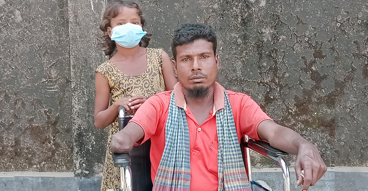 ভিক্ষা করে সংসার চালায় শিশু রাহমিদা