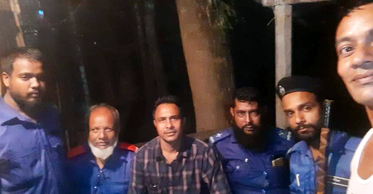 গভীর রাতে ডাকাত আতঙ্কে মসজিদে মাইকিং