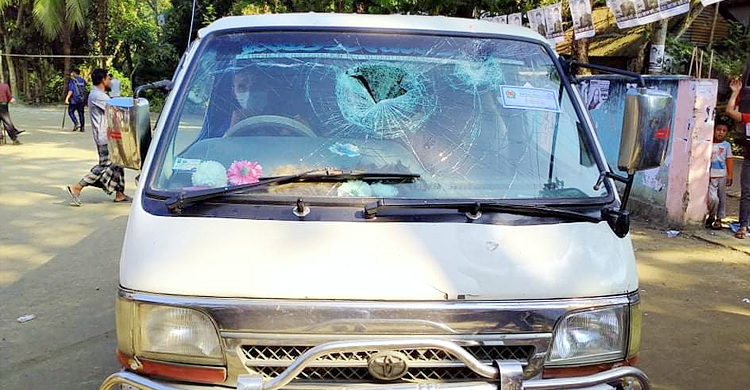 কেন্দ্রে স্বতন্ত্র প্রার্থীর গাড়ি ভাঙচুর করলেন নৌকার লোকজন