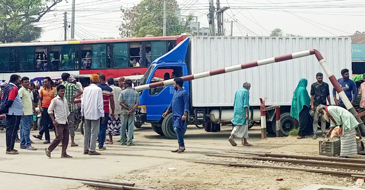 কাভার্ডভ্যানের ধাক্কায় ভাঙলো ব্যারিয়ার, অরক্ষিত রেলগেট
