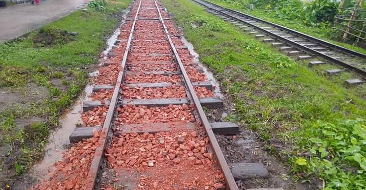 এবার রেললাইনে পাথরের পরিবর্তে ইটের সুড়কি!