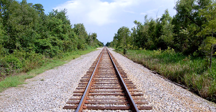 চলন্ত ট্রেন থেকে ফেলে দেওয়া হলো বস্তাবন্দি যুবকের মরদেহ