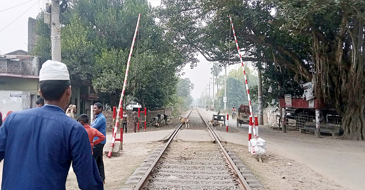৩ প্রাণের বিনিময়ে গেট পেলো রেল ক্রসিং