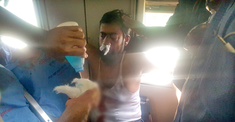 টাঙ্গাইলে একসঙ্গে চলন্ত দুই ট্রেনে পাথর নিক্ষেপ, আহত ২