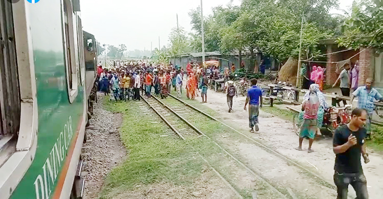 জানালা দিয়ে মাথা বের করতেই সিগন্যালবারে ধাক্কা, ট্রেনযাত্রী নিহত