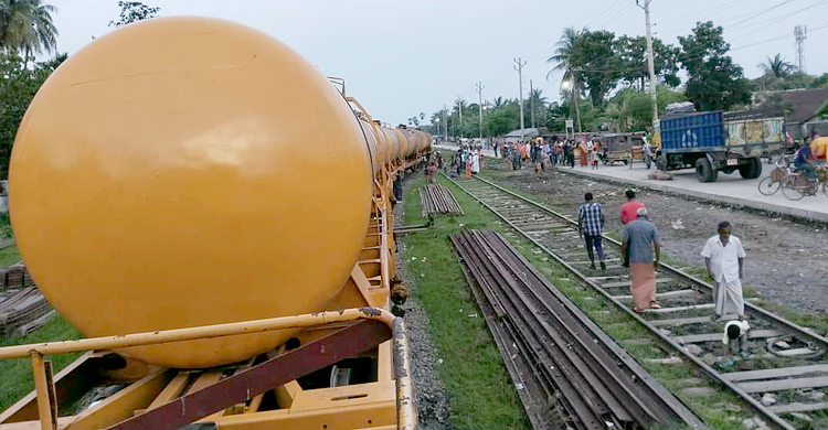 যশোরে তেলবাহী ট্যাংকার লাইনচ্যুত, রেলযোগাযোগ বিচ্ছিন্ন