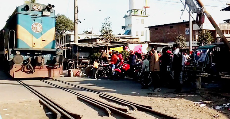 অরক্ষিত রেলক্রসিং যেন মৃত্যুফাঁদ