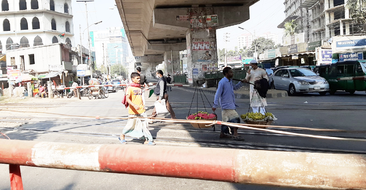 ট্রেন আসছে দেখেও ঝুঁকি নিয়ে রাস্তা পারাপার