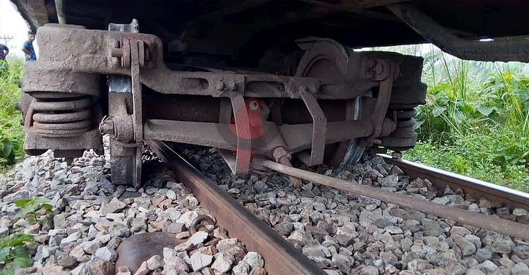 ময়মনসিংহে ফের বগি লাইনচ্যুত, যোগাযোগ বিচ্ছিন্ন