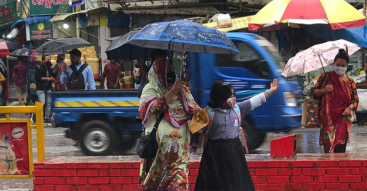 আশ্বিনের সকালে বৃষ্টিতে কর্মজীবীদের ভোগান্তি