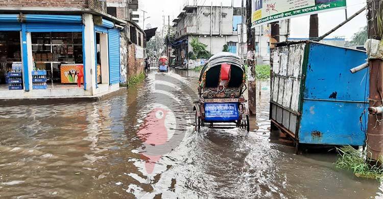 এক পশলা বৃষ্টিতে রাজধানীতে জলাবদ্ধতা