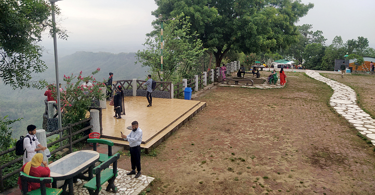 বৃষ্টি উপেক্ষা করে পর্যটকদের ভিড় বাড়ছে বান্দরবানে