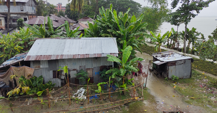 উপকূলে ভারী বৃষ্টিতে বিপর্যস্ত জনজীবন