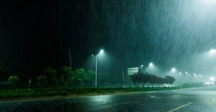 মধ্যরাতে গুঁড়ি গুঁড়ি বৃষ্টি