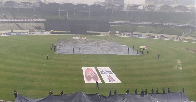 অসময়ের বৃষ্টিতে খেলা বন্ধ