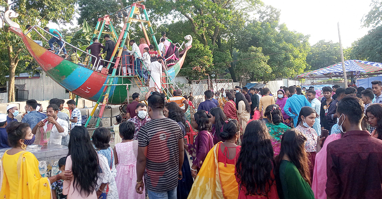 ঈদে পদ্মার পাড়ে ভ্রমণপিপাসুদের ভিড়