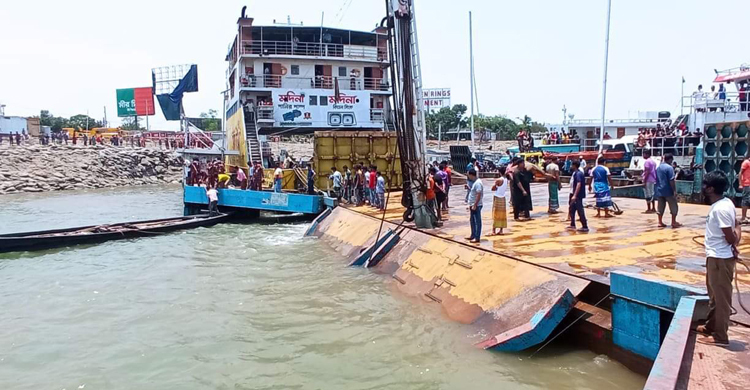 ঝড়ে পন্টুনের তার ছিঁড়ে নদীতে যাত্রীবাহী মাইক্রোবাস