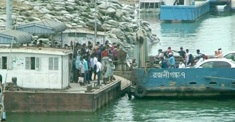 নির্বিঘ্নে পদ্মা পার, ভোগান্তি সড়কে