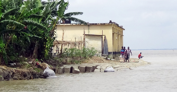 ভাঙনের মুখে বিদ্যালয়, সন্তানদের পাঠাতে ভয় অভিভাবকদের