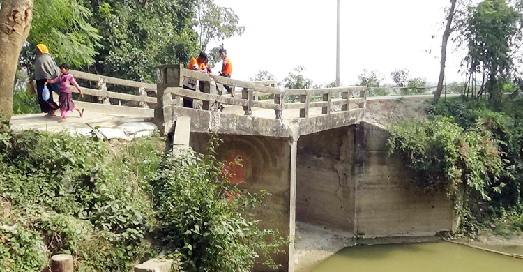খননের পর দেবে গেছে সেতু, হুমকিতে খালপাড়ের রাস্তা-বসতবাড়ি