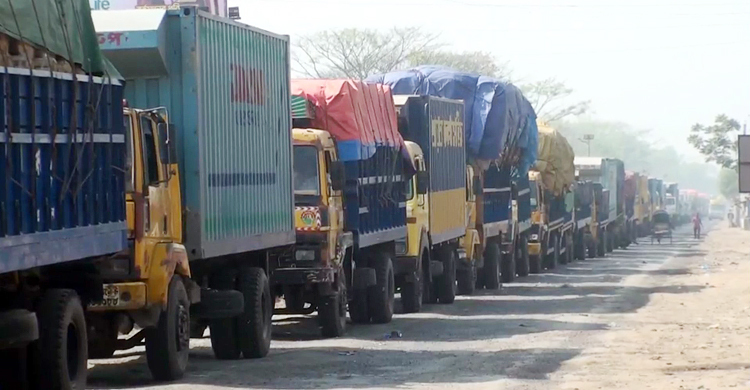 ফেরিতে ওঠা-নামায় ধীরগতি, দৌলতদিয়ায় পণ্যবাহী ট্রাকের দীর্ঘ সারি