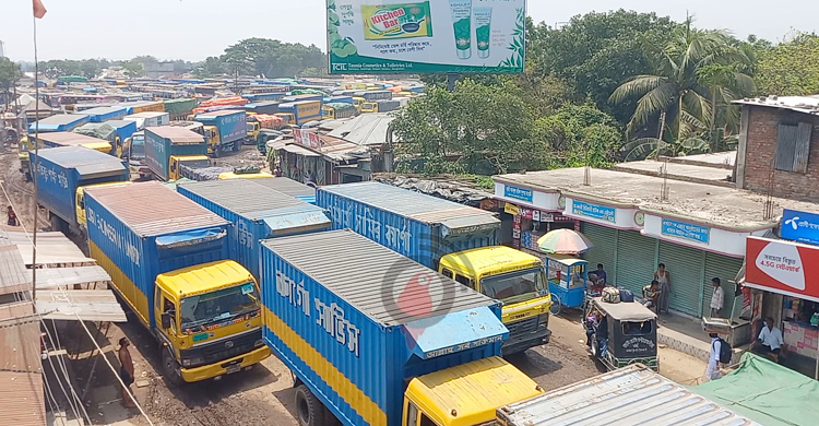 ৩ ফেরি বন্ধ, দৌলতদিয়ায় ঢাকামুখী যানবাহনের দীর্ঘ সারি