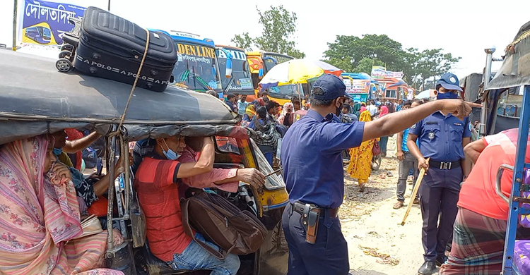 ঈদযাত্রায় রাজবাড়ী মহাসড়কে অবৈধ যানের দৌরাত্ম্য